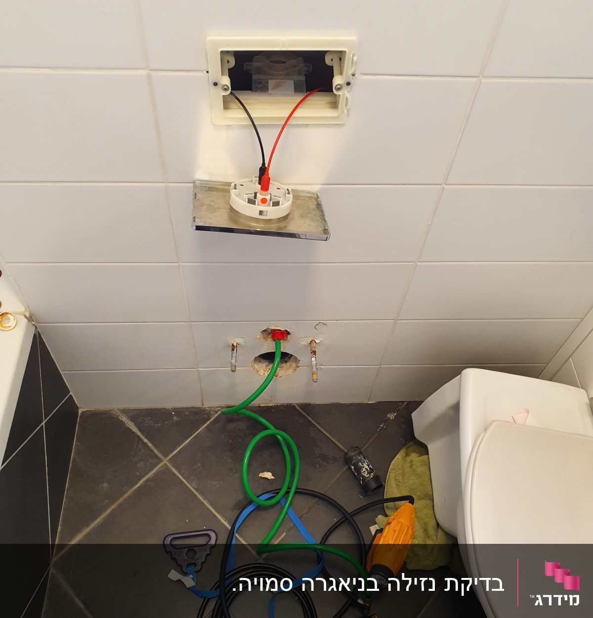 כלים וצינורות של אינסטלטור בחדר אמבטיה